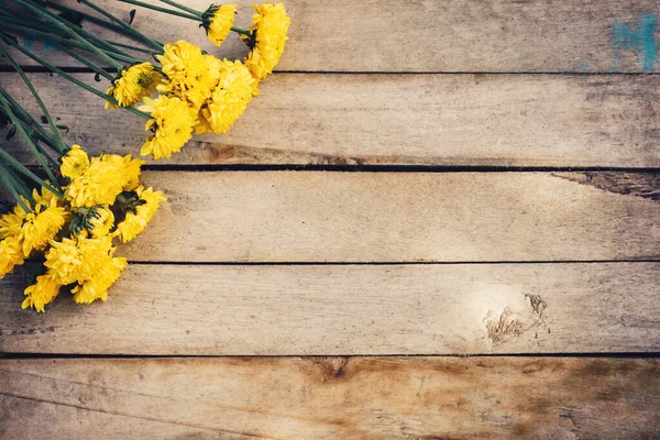 Žluté Květy Kytice Horní Pohled Dřevěné Pozadí Textury Kopírovacím Prostorem — Stock fotografie