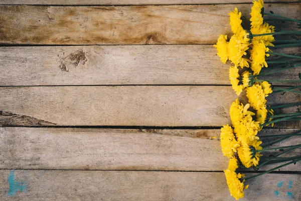 Žluté Květy Kytice Horní Pohled Dřevěné Pozadí Textury Kopírovacím Prostorem — Stock fotografie