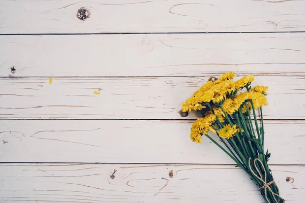 Yellow Flowers Bouquet Top View White Wooden Background Texture Copy — Stock Photo, Image