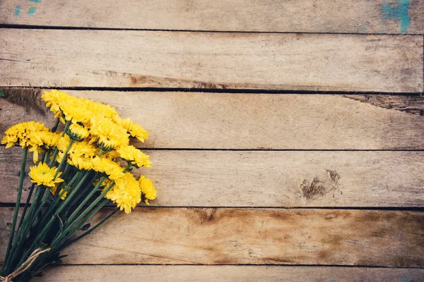 Yellow Flowers Bouquet Top View Wooden Background Texture Copy Space — Stock Photo, Image