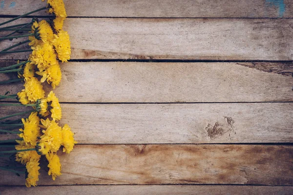 Yellow Flowers Bouquet Top View Wooden Background Texture Copy Space — Stock Photo, Image