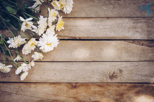 古いグランジの木のテーブルテクスチャとコピースペースと背景の花 — ストック写真
