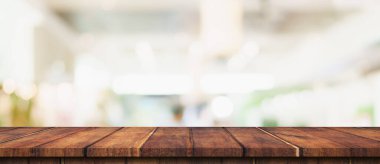Boş ahşap masa ve alışveriş merkezinin arka planında bulanık ışık masası. ürün görüntüleme şablonu.