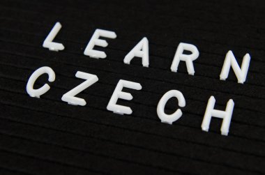 Çek öğrenmek siyah arka plan üzerine işaret