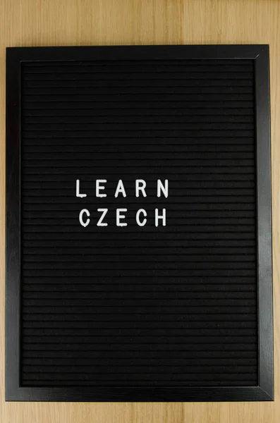 在黑色背景上学习捷克语符号 — 图库照片