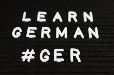 Almanca dil işareti siyah arka plan üzerine bilgi edinin