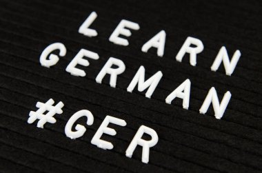 Almanca dil işareti siyah arka plan üzerine bilgi edinin