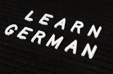 Almanca dil işareti siyah arka plan üzerine bilgi edinin