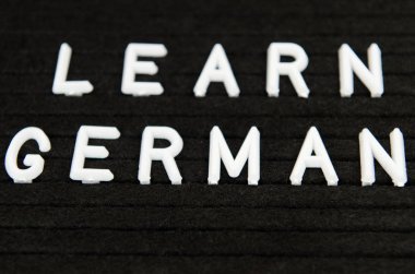 Almanca dil işareti siyah arka plan üzerine bilgi edinin