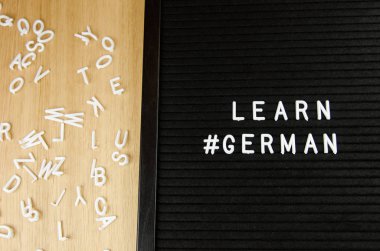 Almanca dil işareti siyah arka plan üzerine bilgi edinin