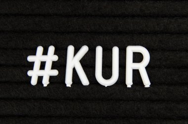 Kurmanci işareti siyah arka plan üzerine bilgi edinin