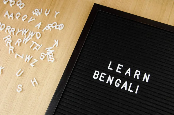 学习黑人背景上的孟加拉语手语 — 图库照片