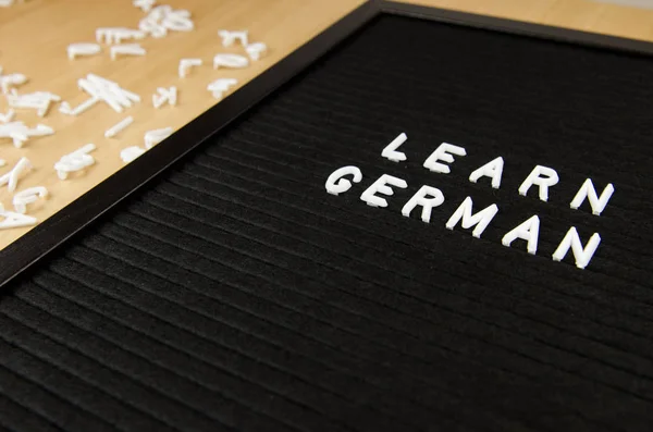 Dowiedz Się Języka Niemieckiego Znak Czarnym Tle — Zdjęcie stockowe