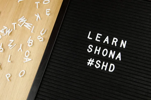 Lernen Shona Zimbabwe Sprache Zeichen Auf Schwarzem Hintergrund — Stockfoto