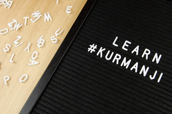 Aprender Kurmanji Sinal Fundo Preto — Fotografia de Stock