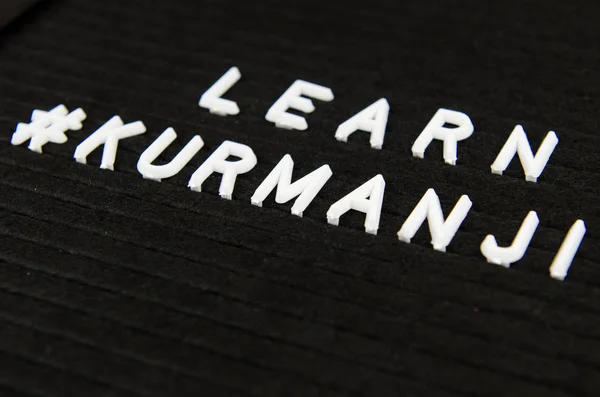 Aprender Kurmanji Sinal Fundo Preto — Fotografia de Stock