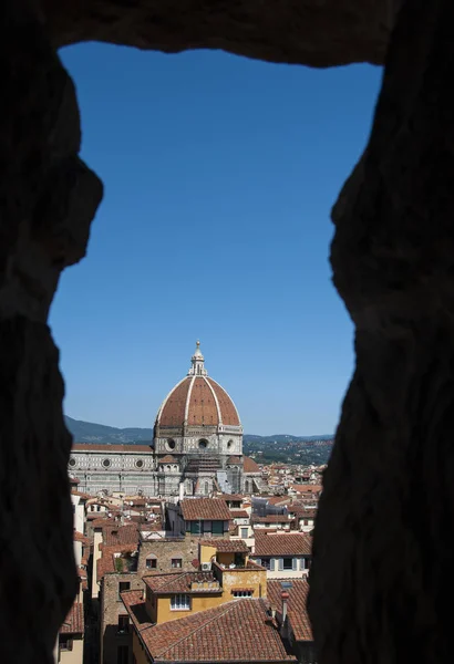 Floransa Katedrali Palazzo Vecchio kulesinde küçük bir pencereden görüldü