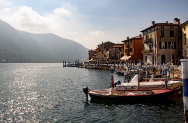 Montisola'da renkli evler, Iseo Gölü