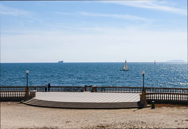 Terrazza Mascagni üzerinde denize bakmak