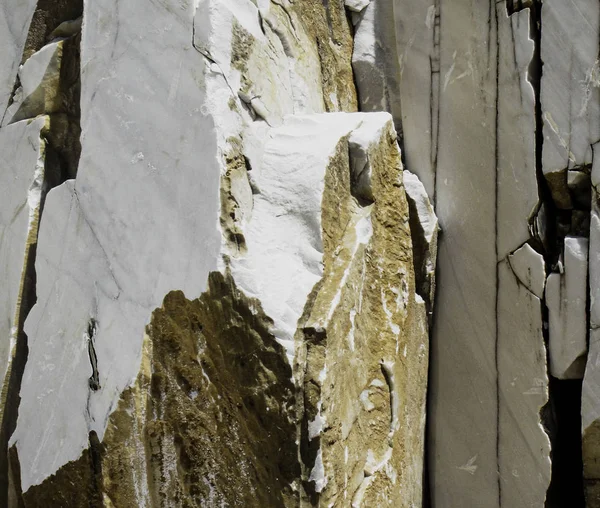 Bir taş ocağında beyaz Carrara mermer büyük damar