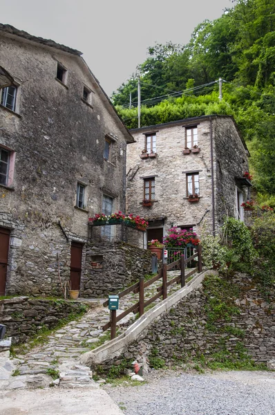 Altes steinhaus im dorf isola santa — Stockfoto