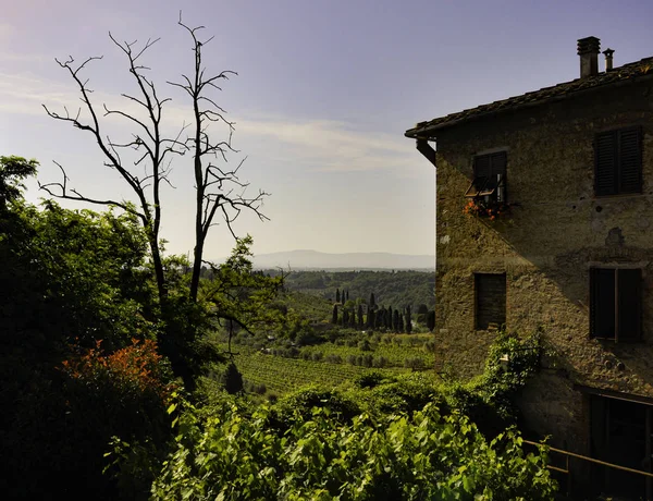 Malerischer Blick auf ein altes Haus in der Toskana — Stockfoto