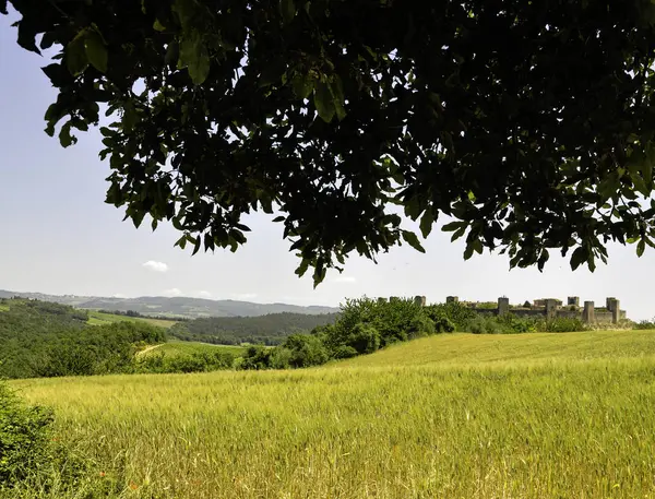 Monteriggioni von der via francigena aus gesehen — Stockfoto