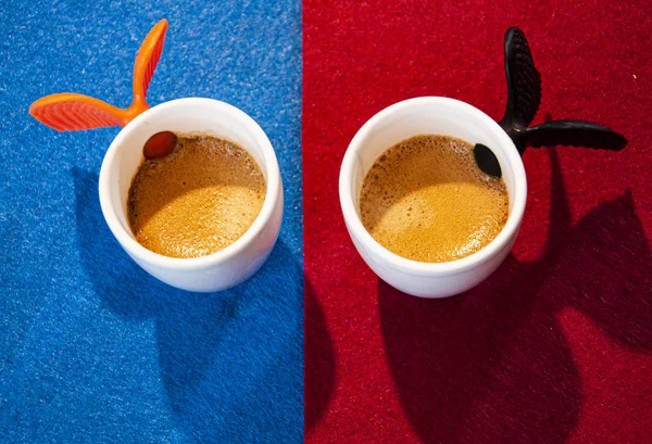 İki tonluk arka planda espresso kahve fincanları