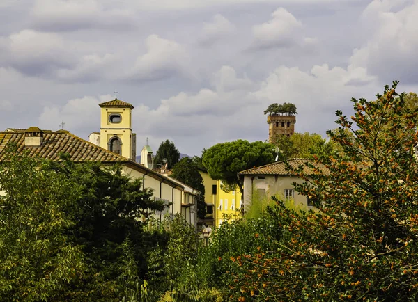 Bewölkter Herbstmorgen im historischen Lucca, Toskana — Stockfoto