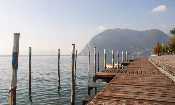 Montisola'da ahşap iskele, sonbaharda Iseo Gölü