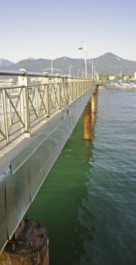 Su bir iskele uzunluğu boyunca bakıyor