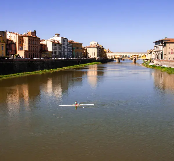 Arka planda kanoist ve Ponte Vecchio ile Arno nehri