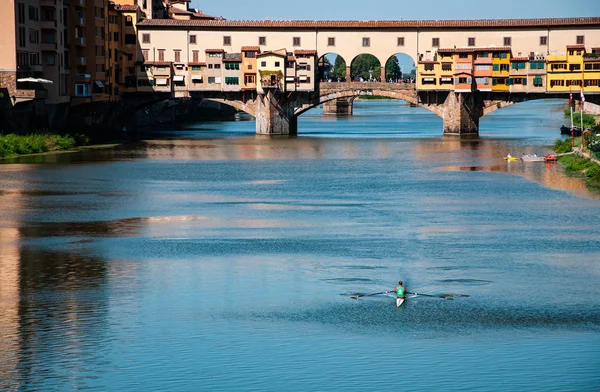 Arka planda kanoist ve Ponte Vecchio ile Arno nehri