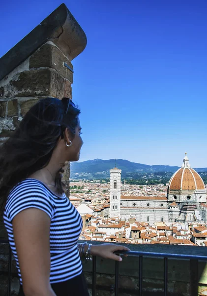 Palazzo Vecchio Kulesi'nin tepesinden Floransa Katedrali'ne hayran olan kız