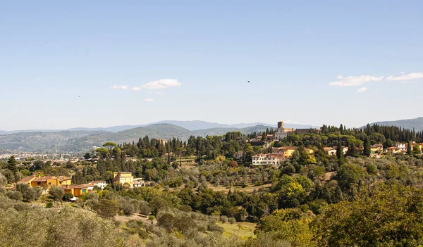 Floransa'daki Forte Belvedere'den San Miniato al Monte kilisesinin güzel manzarası