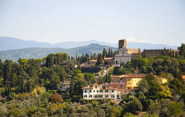 Floransa'daki Forte Belvedere'den San Miniato al Monte kilisesinin güzel manzarası