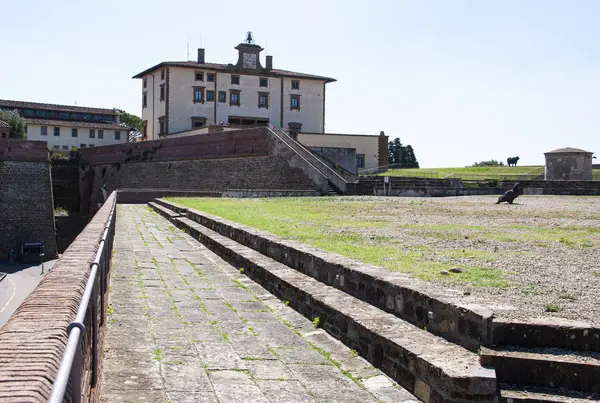 Floransa, İtalya, 12 Eylül 2019, Forte Belvedere bahçesinde heykeller