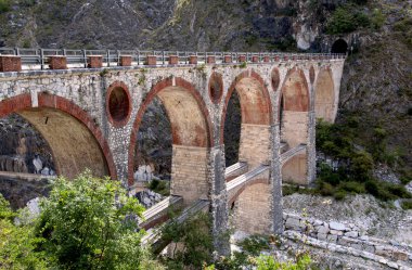 Carrara'da mermer taşımak için antik köprü