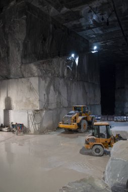 Carrara'da mermer ocağında ağır vasıtalar