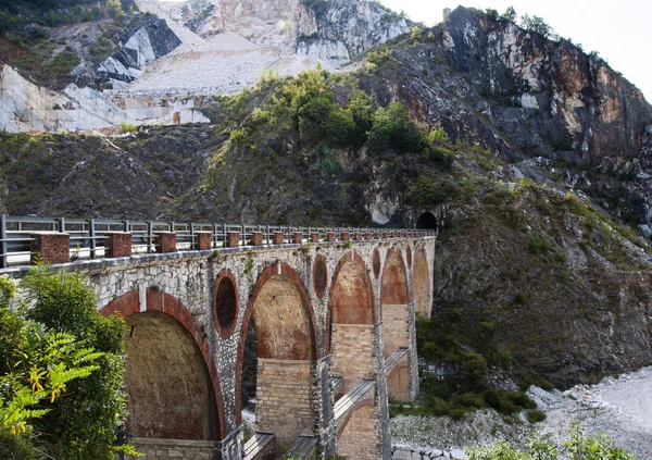 Carrara'da mermer taşımak için antik köprü