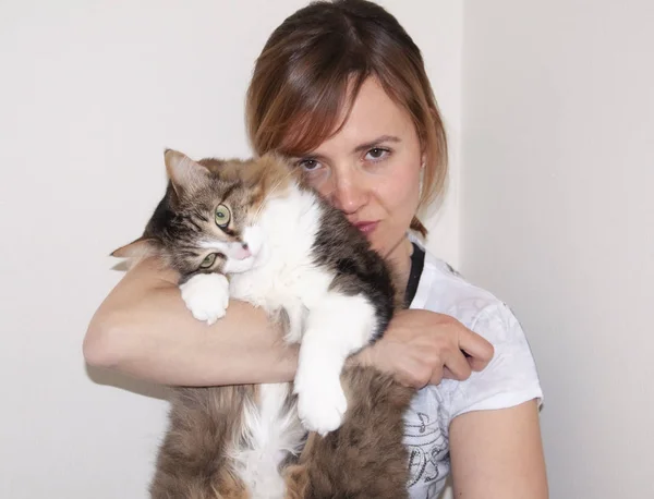 Bir kedi ile Olgun kadın