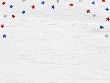Eski grunge ahşap zemin üzerine konfeti yıldız ışıltılı. Temmuz 4, bağımsızlık günü, kart, ABD bayrağı renklerde davet. Üstten görünüm, düz yatıyordu, boş alanı.