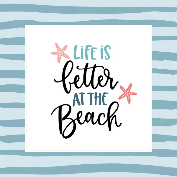 Livet är bättre på stranden. Hand-bokstäver citat kort med en sjöstjärna illustration. Vector hand dras motiverande och inspirerande citat. Kalligrafiska affisch. Semester, sommar koncept. — Stock vektor