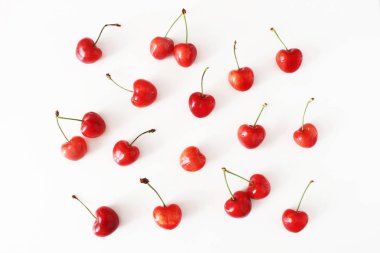 Yaz meyve deseni. Beyaz masa arka plan üzerinde izole sağlıklı taze kırmızı kiraz. Gıda desen. Modern kompozisyon. Düz yatıyordu, en iyi görünüm. Stok fotoğraf haberi.