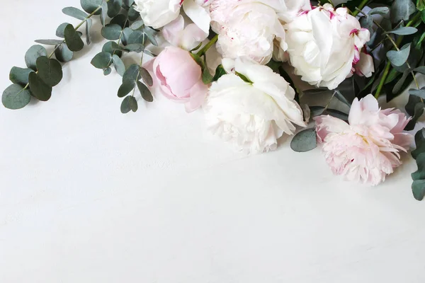 포토 스타일. 정 장식 꽃 구성입니다. 분홍색과 흰색 모란 꽃과 유 분기의 결혼식 이나 생일 꽃다발. 화이트 테이블 배경입니다. 평면 위치, 최고 보기. — 스톡 사진