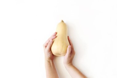 Balkabagi kabak erkek beyaz arka plan üzerinde eller. Sonbahar hisse senedi kompozisyon tarz. Sonbahar, Şükran günü tasarım. Cadılar Bayramı düzenleme. Düz yatıyordu, en iyi görünümü.