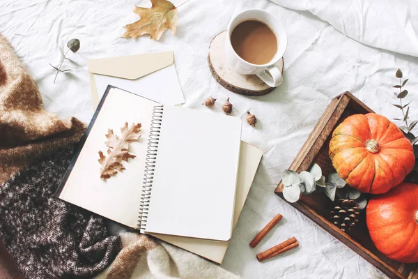 秋朝食ベッド構成。カード、ノートブックのモックアップ。一杯のコーヒー、ユーカリの葉、木製トレイにカボチャ。ホワイト リネンのバック グラウンド。感謝祭、ハロウィンのコンセプト。フラット横たわっていた、トップ ビュー. — ストック写真
