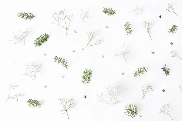 Χριστούγεννα floral μοτίβο. Χειμώνα σύνθεση των υποκαταστημάτων πράσινο δέντρο έλατο, babys ανάσα λουλούδια, Calocephalus brownii και το ασήμι κομφετί αστέρια στο λευκό τραπέζι. Εορταστική φόντο. Επίπεδη lay, κορυφαία προβολή — Φωτογραφία Αρχείου