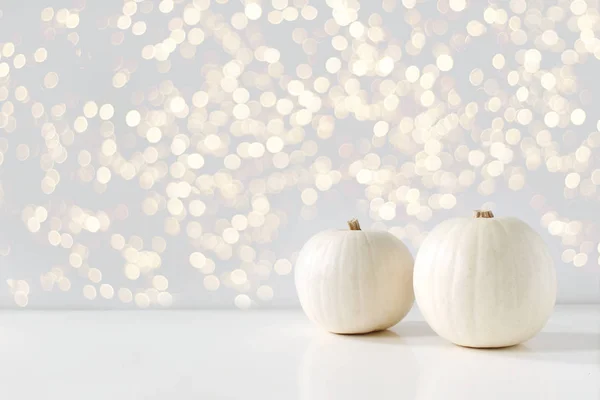 Composição moderna estilo outono com pumkins brancos e luzes bokeh espumantes douradas. Dia das Bruxas, conceito de festa de Acção de Graças. Design de outono festivo . — Fotografia de Stock