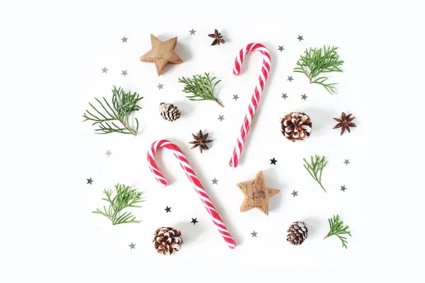 크리스마스 구성입니다. 겨울 장식 패턴, 배너 만든 송 나뭇가지, 소나무 콘, 사탕 지팡이, 아니 스, 나무와 색종이 별. 화이트 테이블 배경입니다. 평면 위치, 최고 보기. — 스톡 사진